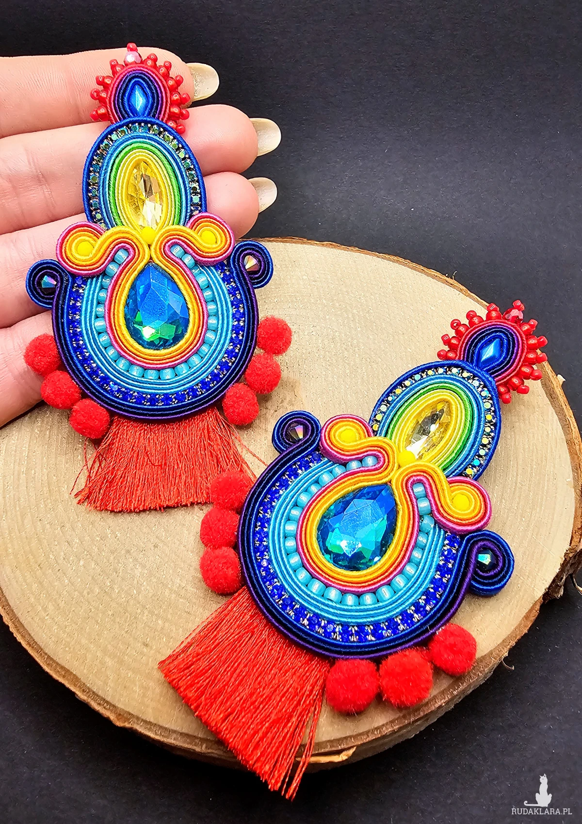 Tęczowe kolczyki sutasz z chwostami